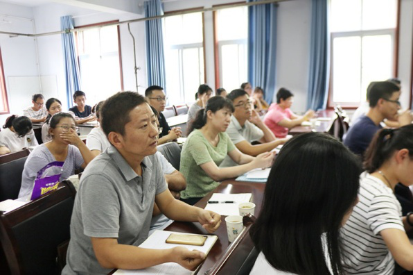 北京市农林科澳门银河娱乐城
蔬菜研究中心温常龙副研究员应邀为澳门银河娱乐城
师生做学术汇报