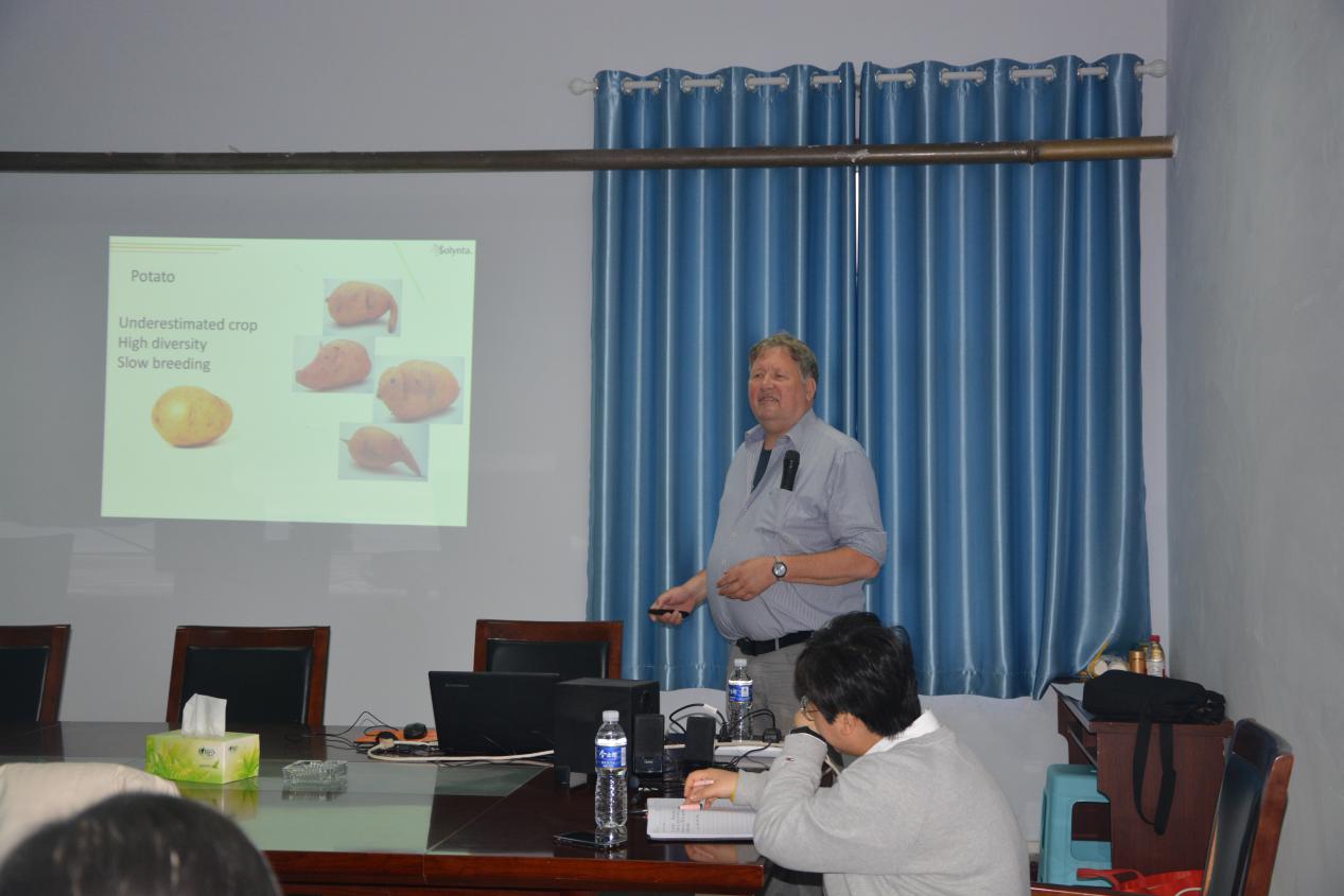 荷兰瓦赫宁根大学高级研究员Sjaak van Heusden应邀为澳门银河娱乐城
师生作报告